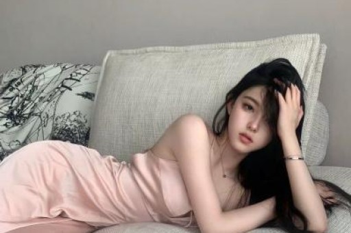 算是救赎文。女主是小镇出来的姑娘被网暴回到家乡遇到男主。此时她是外地来旅游的漂亮有钱女人他是活一天算一天破旧酒吧小老板。第一次见面女主见色起意以为男主是🦆但其实他是只想逃离妈妈掌控的